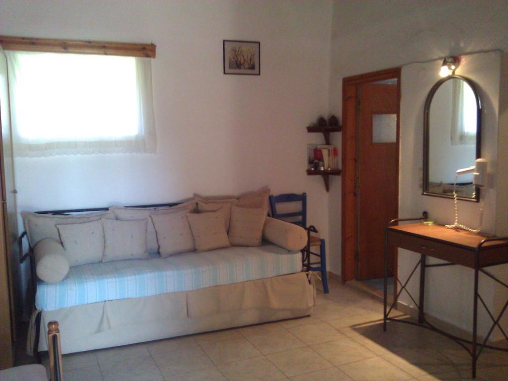 Lela Kaptani Eftalou Olive Grove Митимна Номер фото